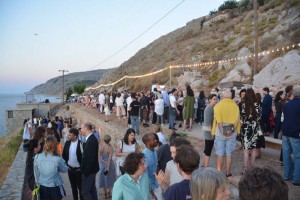 Η FIGA από ζάχαρη της Kara Walker, προσέλκυσε εκατοντάδες φιλότεχνους στα εγκαίνια της έκθεσης του ΔΕΣΤΕ