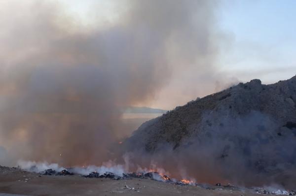 Σε εξέλιξη  και οριοθετημένη η φωτιά στον χώρο απορριμμάτων στο Μανδράκι
