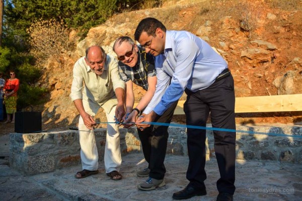 Εγκαινιάστηκε το πέτρινο παγκάκι στη μνήμη του Leonard Cohen