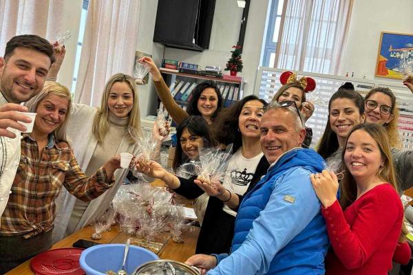 Το 1ο Δημοτικό σχολείο Ύδρας γέμισε με το γλυκό άρωμα των Χριστουγέννων