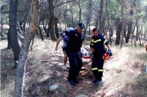 Παροχή βοήθειας σε τραυματισμένο άτομο από το Εθελοντικό Πυροσβεστικό Κλιμάκιο Ύδρας
