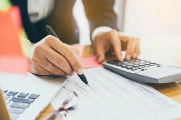 Πόσο ωφελούνται  μισθωτοί και συνταξιούχοι από τη μείωση της φορολογίας