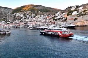 Άφιξη και αναχώρηση από την Ύδρα του πρωινού δρομολογίου του Flying Cat 5 προς Πειραιά