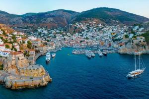 Την Ύδρα  για τη γαλήνια ομορφιά της προτείνει η Daily Mail για διακοπές το καλοκαίρι