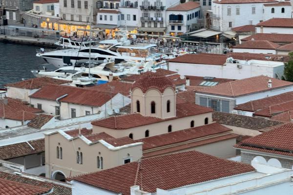 Χρηματικό Έπαθλο  στους μαθητές της Γ' Λυκείου στη μνήμη του Μακαριστού Μητροπολίτη Ύδρας Κυρού Ιεροθέου