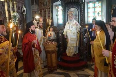 Κυριακή του Πάσχα - Ο Μητροπολίτης Ύδρας ΕΦΡΑΙΜ προεξήρχε στον Εσπερινό της Αγάπης στον Καθεδρικό Ναό Ύδρας