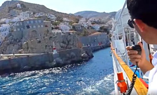 Εντυπωσιακές μανούβρες του καπετάνιου για την είσοδο του πλοίου στο λιμάνι της Ύδρας