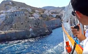 Εντυπωσιακές μανούβρες του καπετάνιου για την είσοδο του πλοίου στο λιμάνι της Ύδρας