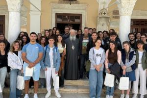 Θερμή Υποδοχή   από τον Σεβασμιότατο Μητροπολίτη κ. ΕΦΡΑΙΜ στον Καθεδρικό Ναό Ύδρας του λυκείου της Ι. Μητροπόλεως Πειραιώς