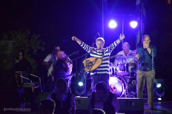 Νησιώτικο γλέντι με τον Βαγγέλη Κονιτόπουλο στον νέο υπαίθριο χώρο πολιτιστικών εκδηλώσεων στο Καμίνι Ύδρας