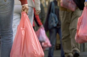 Σαντορίνη και Τήνος μειώνουν τη χρήση της πλαστικής σακούλας.