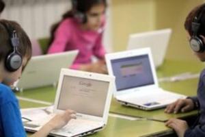 Η αυξημένη χρήση οθονών στα μικρά παιδιά συνδέεται με φτωχότερες γλωσσικές δεξιότητες