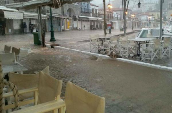 Iσχυρή βροχόπτωση στην Ύδρα με "ποτάμια" υδάτων