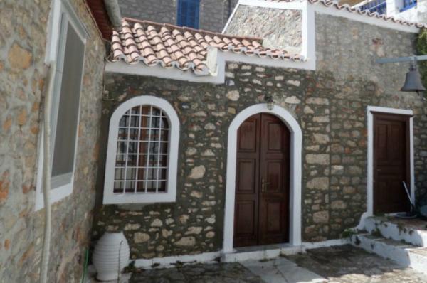 Εορτάζει το παρεκκλήσι του Αγίου Ευσταθίου στην Ύδρα. Στον Αρχιερατικό Εσπερινό ο Μητροπολίτης κ. Εφραίμ