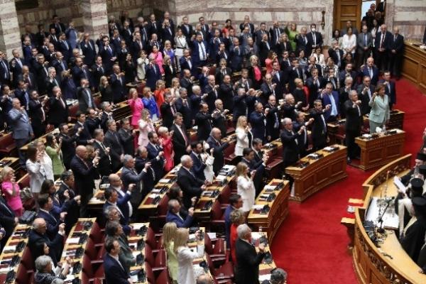 Βουλή:   Ορκίστηκαν οι «300» των εκλογών της 21ης Μαΐου