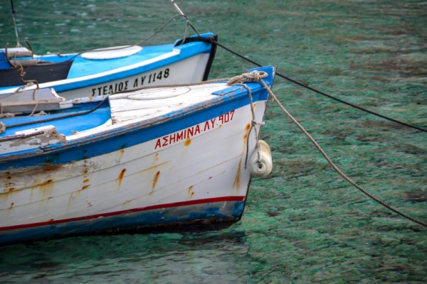 Δυο πλώρες ανταμώνουν στα καταπράσινα νερά της Ύδρας