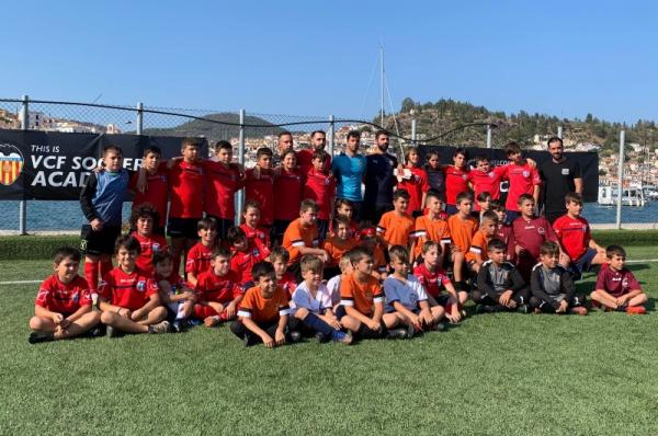 Αθλητές της Ακαδημίας του Α.O.Y. μαζί με τον προπονητή Nεκτάριο Καλαφάτη στο τριήμερο καμπ της Valencia C.F.