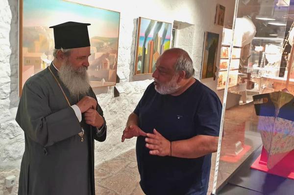 Επίσκεψη του Μητροπολίτη Ύδρας κ. Εφραίμ στην έκθεση Νίκου Στεφάνου