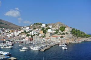 Ελλάδα η πρώτη χώρα που θα επισκεφθεί ο ταξιδιωτικός συντάκτης της "The Telegraph" Όλιβερ Σμίθ