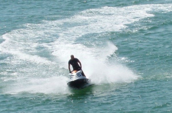 Βλάβη jet-ski στη θαλάσσια περιοχή στο ύψος της Επισκοπής