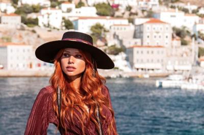 Στην Ύδρα  για το Down Town Κύπρου φωτογραφίστηκε η Έβελυν Καζαντζόγλου