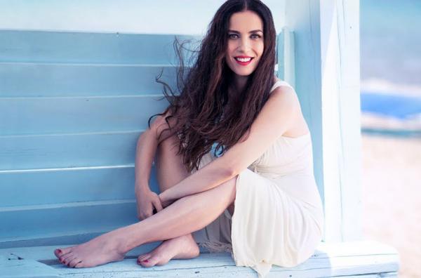 Η Φωτεινή Δάρρα τραγουδά για τον έρωτα και τη θάλασσα τον Σεπτέμβριο στην Ύδρα