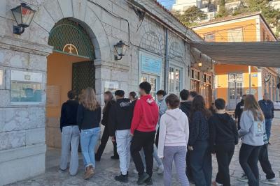 Το Γυμνάσιο Ύδρας κοντά στην Εκκλησία και στις τοπικές εκδηλώσεις