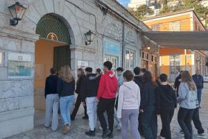 Το Γυμνάσιο Ύδρας κοντά στην Εκκλησία και στις τοπικές εκδηλώσεις