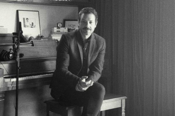 Adam Cohen  στο Marie Claire: "Το σπίτι μας στην Ύδρα είναι ό,τι η Ακρόπολη για την Αθήνα"