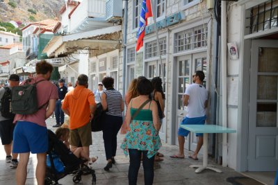 Προβληματισμός και στην Ύδρα. Ουρές στις τράπεζες