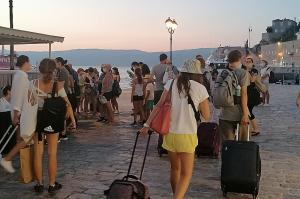 Το Λιμενικό Σώμα αναλαμβάνει τον έλεγχο επιβίβασης στα πλοία