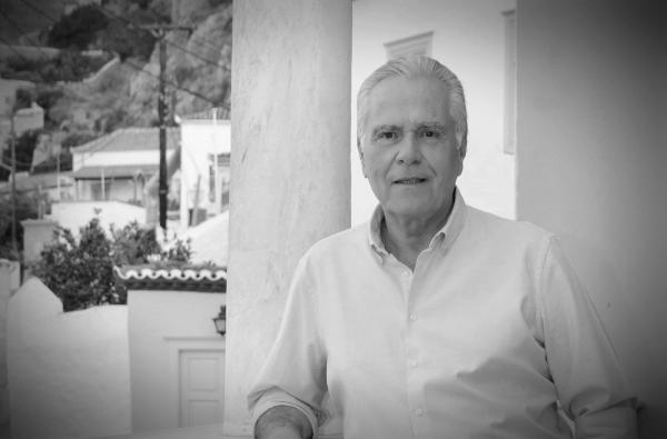 Έφυγε από τη ζωή ο Άγγελος Κοτρώνης. Η Ύδρα πενθεί τον Άγγελό της