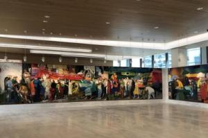 Η Λαϊκή Αγορά του Παναγιώτη Τέτση, έκρηξη φωτός και ζωής, καλωσορίζει τον επισκέπτη στην Νέα Εθνική Πινακοθήκη