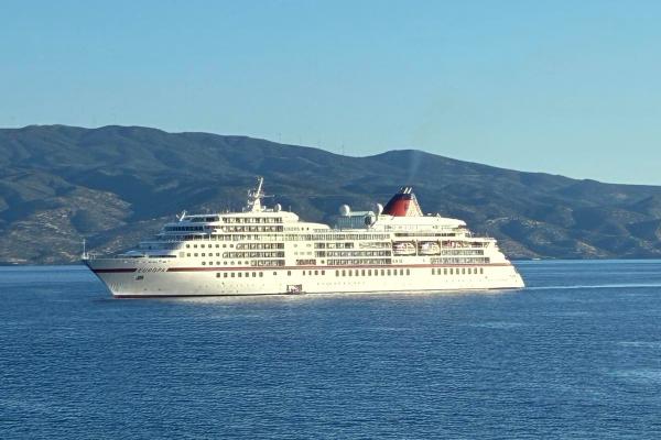 Κατέπλευσε στην Ύδρα το υπερπολυτελές κρουαζιερόπλοιο Europa