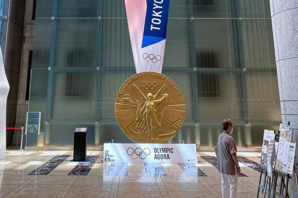 Τεράστιο αντίγραφο  του μεταλλίου των Ολυμπιακών Αγώνων του Τόκιο εκτίθεται στην Ολυμπιακή Αγορά
