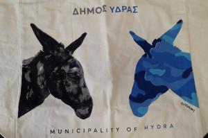 Oικολογικές τσάντες  με υπογραφή στηρίζουν με την πώλησή τους το Κοινωνικό Παντοπωλείο του Δήμου Ύδρας