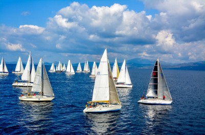 Η ήρεμη δύναμη των ιστιοπλοϊκών διασχίζει τα νερά και βγαίνει νικήτρια