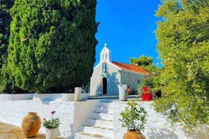 Την Κυριακή  24 προς Δευτέρα 25 Ιουλίου θα τελεστεί Αγρυπνία στην Μονή της Αγίας Ευπραξίας Ύδρας