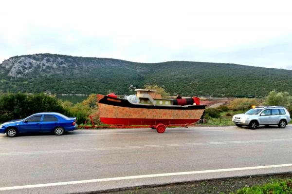 Ταξίδεψε και έφτασε στην Ύδρα το ποστάλι "Aγιος Νικόλαος" που θα προσδώσει στα Χριστούγεννα τέχνη και πολιτισμό