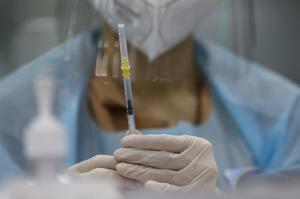 AstraZeneca και J&amp;J εξετάζουν τροποποίηση του εμβολίου για την αντιμετώπιση των θρομβώσεων