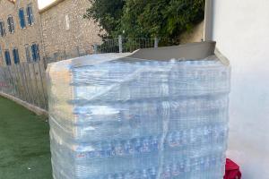 Χορηγία εμφιαλωμένων μπουκαλιών με νερό από την Ζωή Πούλου για τον Αθλητικό Όμιλο Ύδρας