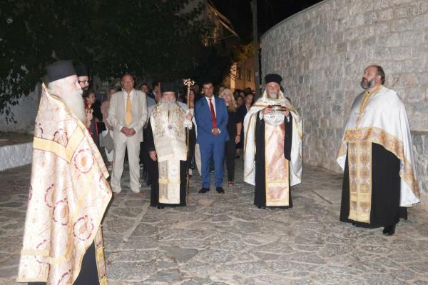 Με λαμπρότητα  ο Μέγας Πανηγυρικός Εσπερινός στην εορτάζουσα ενορία του Αγίου Δημητρίου Ύδρας, προεξάρχοντος του Σεβ. Ποιμενάρχη μας κ. ΕΦΡΑΙΜ