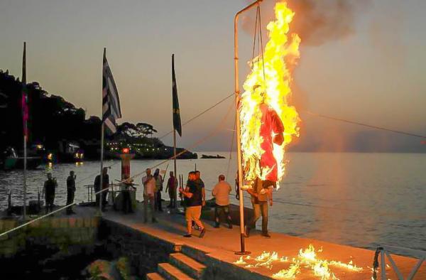 Πλήθος κόσμου στο πατροπαράδοτο έθιμο της καύσης του Ιούδα (Γιούδα) στην Ύδρα