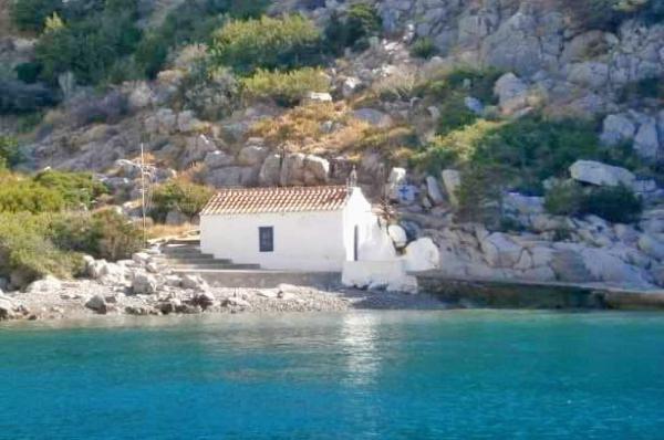 Κλησίζα με βερ: Γιόρτασε το εκκλησάκι του Αγίου Κυπριανού στο Ζάστανι της Ύδρας