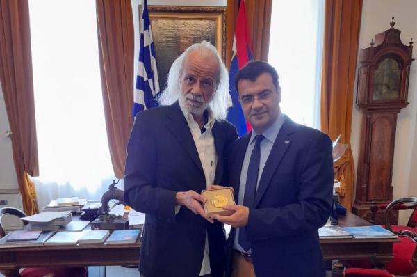 Βράβευση   στον Αλέξανδρο Παπαδόπουλο για τη διαχρονική προσφορά του στο Κοινωνικό Παντοπωλείο Ύδρας