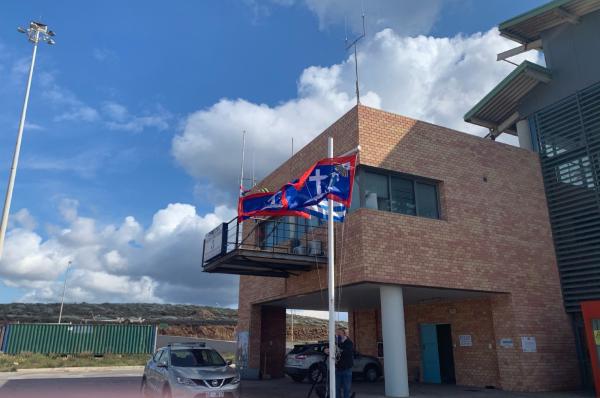 Υψώθηκαν δυο σημαίες της Ύδρας στο κεντρικό λιμεναρχείο Λαυρίου για το εορτασμό της 25ης Μαρτίου