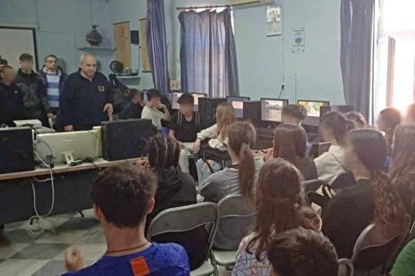 Την Ακαδημία   Εμπορικού Ναυτικού επισκέφτηκαν οι μαθητές/τριες του Γυμνασίου Ύδρας