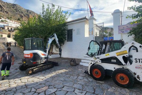 Ξεκίνησε   η εγκατάσταση υπογειοποιημένου κάδου κάθετης συμπίεσης απορριμμάτων έξω από το γήπεδο Ύδρας