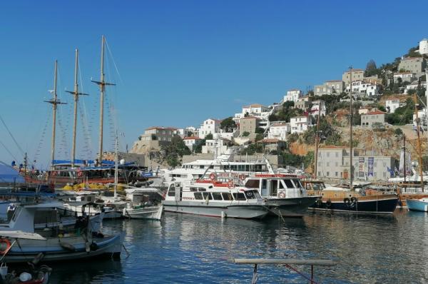Αγίου Πνεύματος:  Μαζική απόδραση με την Ύδρα να έρχεται πρώτη στην προτίμηση πολυτελείας