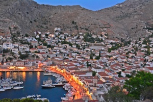 Συνέλαβαν διαρρήκτες στην Yδρα